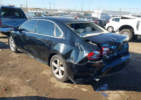 2012 Volkswagen Passat 2.5L Se z USA, uszkodzony, nr VIN 1VWBP7A33CC031099